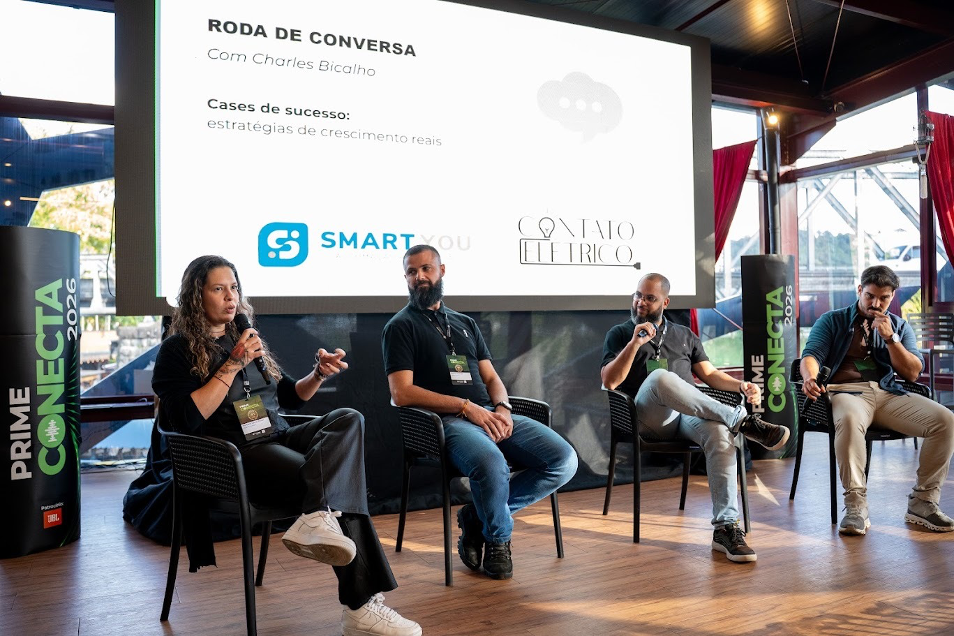 Bárbara e Everton em roda de conversa no palco do Prime Conecta